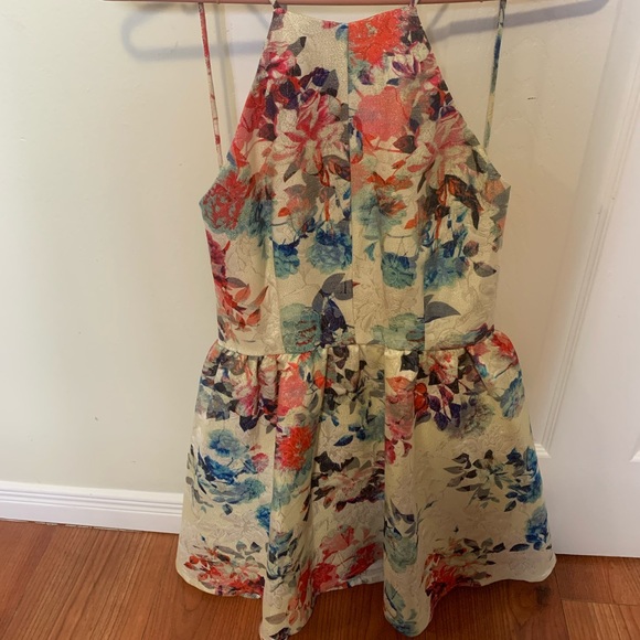 Backless dress - Picture 2 of 2